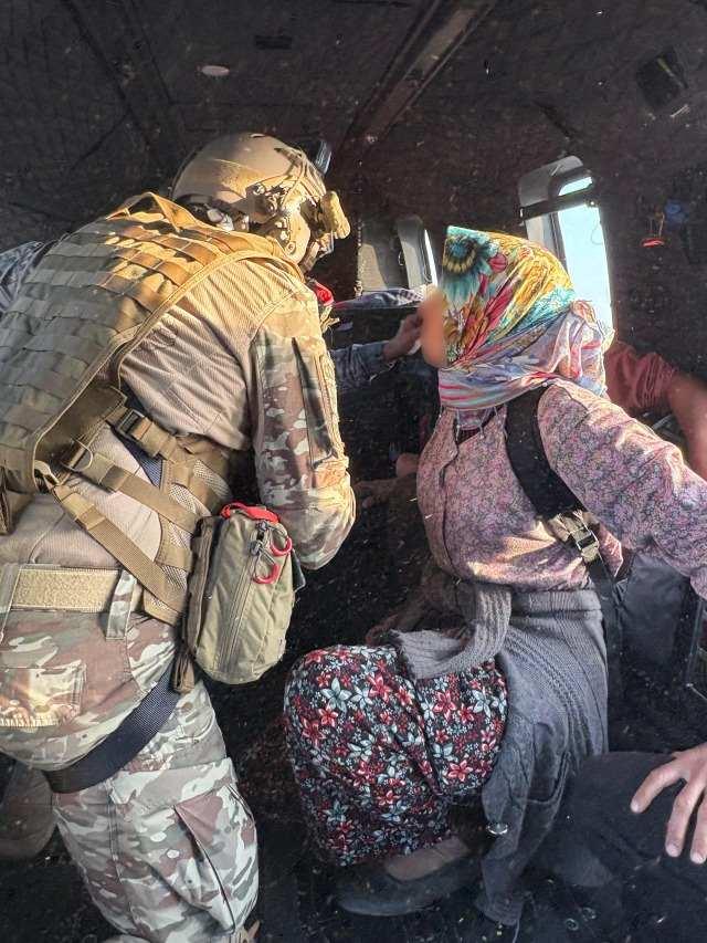 <p> Hava Kuvvetleri personelimiz, kurtardıkları ailemizi helikopter ile güvenli şekilde tahliye ederek sağlık ekiplerine teslim etti." </p>