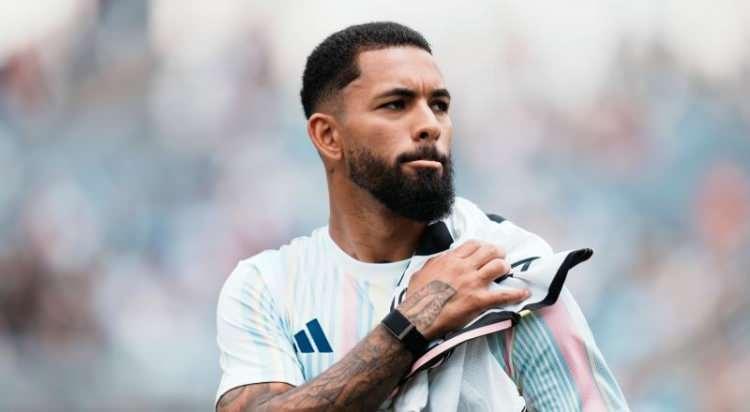 <p>Fenerbahçe'de orta saha mevkisi için Juventus'un Douglas Luiz ismi gündeme geldi.<br />
<br />
İtalyan ekibi oyuncunun bonservisli ya da kiralık olarak ayrılışına sıcak bakıyor.<br />
<br />
(FANATİK)</p>