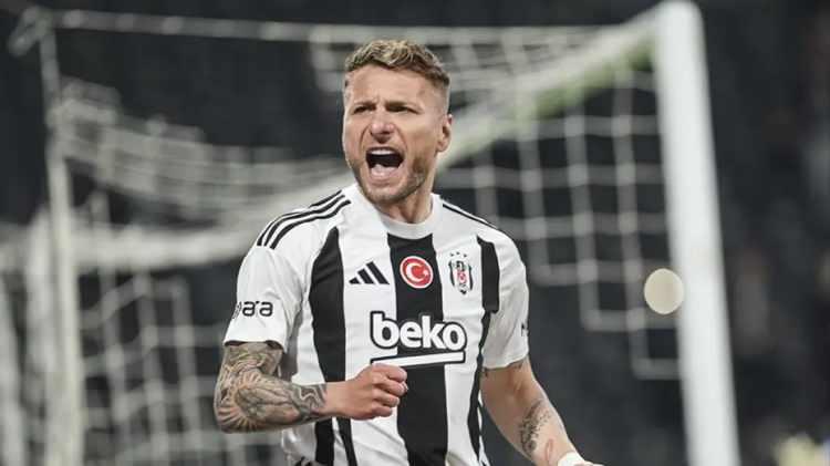 <p>Beşitaş'ta kadroda düşünülmeyen Ciro Immobile yollar kısa süre içinde ayrılabilir.<br />
<br />
Deneyimli golcü, Serie A ekibi Bologna ile anlaşma sağlarken Beşiktaş sözleşme feshi için 2 milyon euro ödeyecek.<br />
<br />
(FANATİK)</p>
