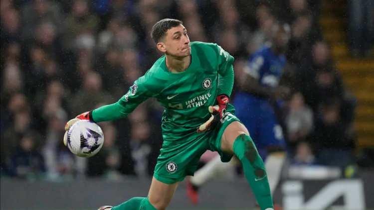 <p>Galatasaray, kaleci transferinde bir numaralı aday Djordje Petrovic için yaptığı görüşmelerde önemli bir aşama kaydetti.<br />
<br />
25 yaşındaki kaleciyle anlaşan sarı-kırmızılılar, 5 milyon euro kiralama ve 16 milyon euro bonservis ücreti şeklindeki teklifini iletti.<br />
<br />
(SABAH)</p>