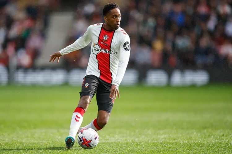 <p>Bright Osayi-Samuel transferinden vazgeçen Beşiktaş'ta yeni rota İngiltere.<br />
<br />
Siyah-beyazlılar, Southampton'la sözleşmesi sona eren Kyle Walker-Peters'la ilgileniyor.<br />
<br />
(FANATİK)</p>