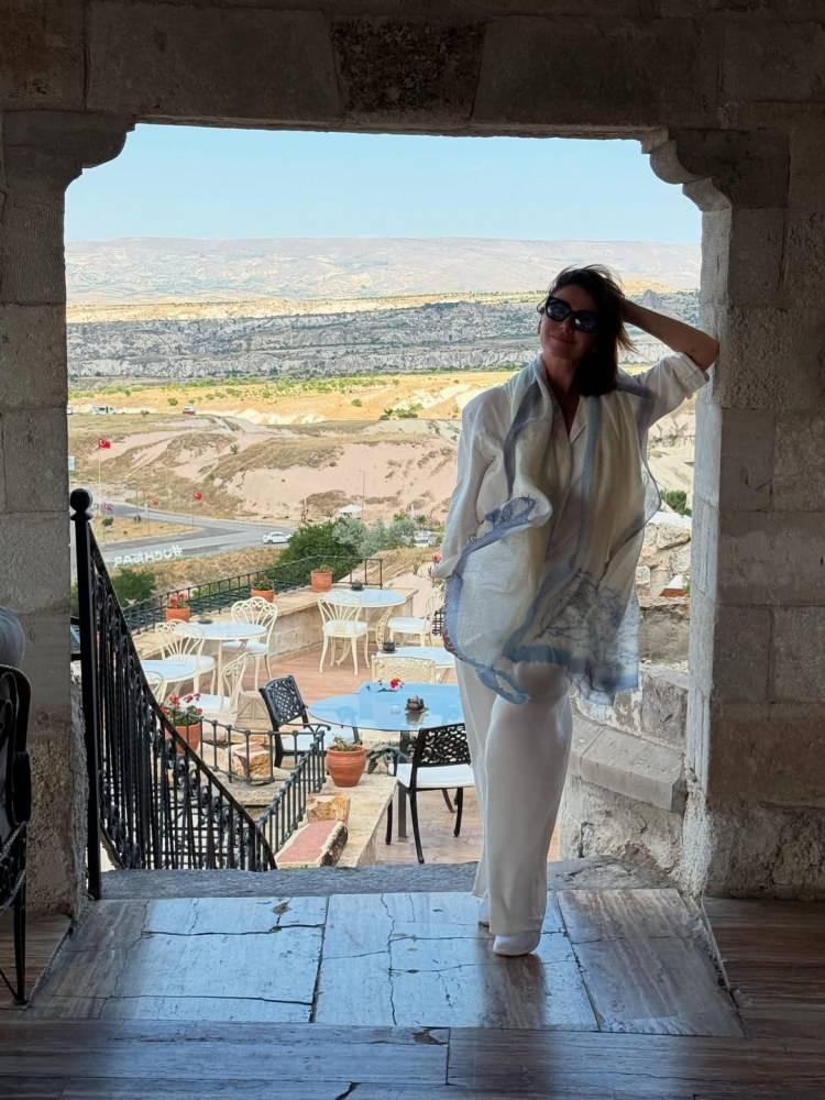 <p>Brezilya'nın ünlü oyuncularından Giovanna Antonelli, tatil yapmak için Türkiye'ye geldi. 49 yaşındaki Giovanna Antonelli, Türkiye tatilinin ilk durağı İstanbul oldu. </p>