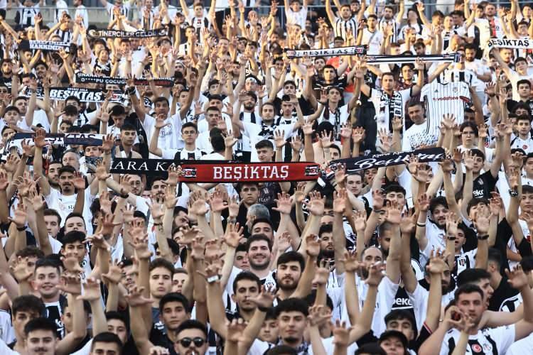 <p>İşte, Türkiye'de bazıları 'ilçe' büyüklüğünde olan, en fazla kapasiteye sahip futbol sahaları.</p>
