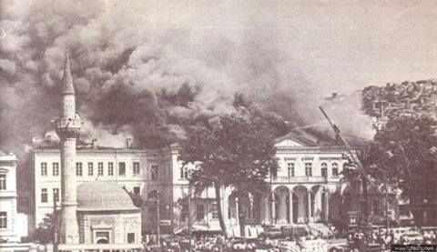 <p>1970 İzmir Uşakizade Köşkü Yangını<br />
</p>
<p> </p>
<p><span style="color:#B22222"><strong>Ölü sayısı: </strong></span>11 kişi (aynı aileden)</p>
<p> </p>
<p>Tarihi köşk yangınında tüm aile hayatını kaybetti.</p>