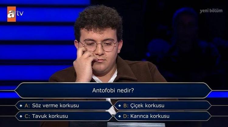 <p><span style="color:#FF0000"><strong>ANTOFOBİ NEDİR?</strong></span></p>
<p><span style="color:#000000"><strong>500 Bin TL değerindeki "Antofobi nedir?" sorusuna yanıt vermek isteyen yarışmacı, "A) Söz verme korkusu", "B) Çiçek korkusu", "C) Tavuk korkusu" ve "D) Karınca korkusu" seçenekleri arasında bir süre düşündü.</strong></span></p>