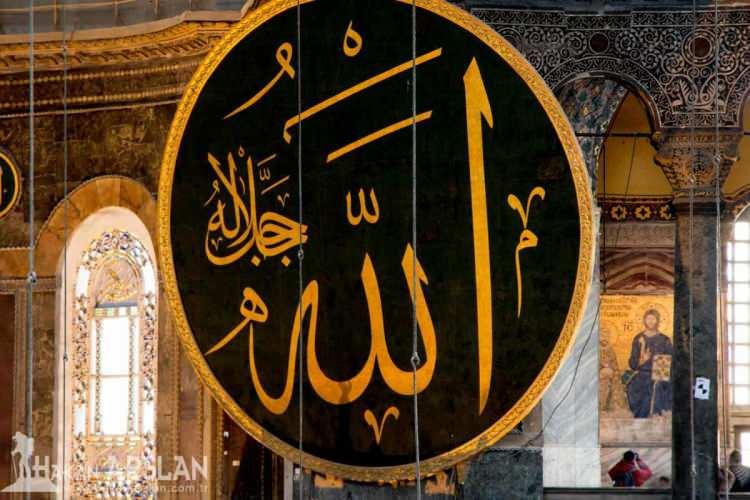 <p><span style="color:#B22222"><strong>KAİNATTAKİ TEK YARATICI OLAN ALLAH'A İNANAN LİDERLER DE LİSTEDE</strong></span></p>
<p> </p>
<p>Sonuç olarak, dünya üzerindeki tüm inanç sistemleri arasında, İslam inancına göre tek yaratıcı Allah'tır. Müslümanlar, Allah'ın her şeyin yaratıcısı ve yöneticisi olduğuna inanır. <strong>Bu inanç, onların yaşamlarına ve dünya görüşlerine derin bir anlam katar. Dünya liderlerinin inançları ne olursa olsun, tek bir yaratıcıya inanmanın huzur ve birlik getireceği düşünülür.</strong></p>