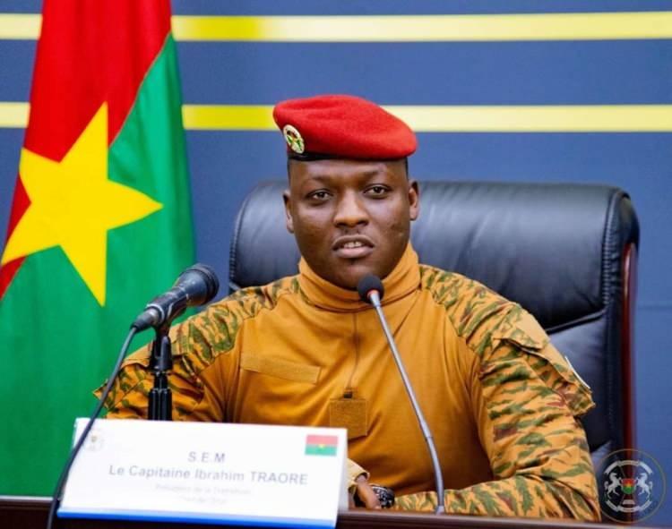 <p><strong><span style="color:#B22222">İBRAHİM TRAORE</span> | ALLAH'A inanıyor</strong></p>
<p> </p>
<p>Burkina Faso Başkanı</p>