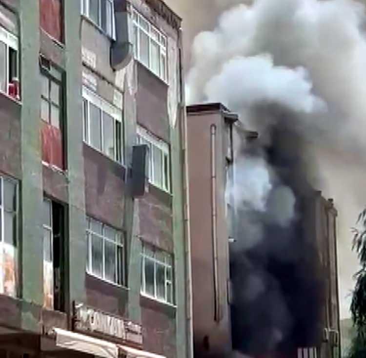 <p>Kısa sürede büyüyen alevler, bitişikteki iş yeri ve sokakta park halindeki otomobil ve hafif ticari araca sıçradı. Alevlere teslim olan seramik imalathanesi, banyo dekorasyon ürünleri dükkanı ve 2 araç nedeniyle mahallede panik yaşandı. İhbar üzerine bölgeye çok sayıda itfaiye ekibi sevk edildi. Yangın, itfaiyenin yaklaşık 1 saatlik müdahalesi ile söndürüldü.</p>
<p> </p>