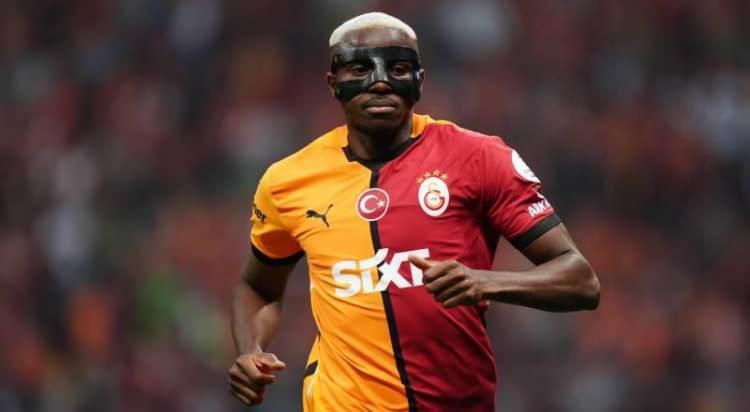<p>Galatasaray, yeni sezon çalışmaları başlamadan önce Victor Osimhen'i getirip golcü konusunu netleştirmek, ardında da Djordje Petrovic ile kaleci hamlesini tamamlamak istiyor.<br />
<br />
(FOTOMAÇ)</p>
