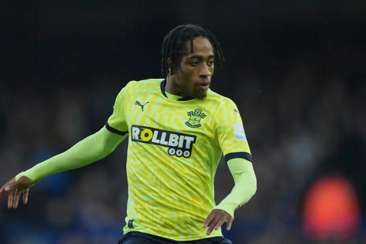 <p>Osayi Samuel'in yerine Southampton ile sözleşmesi sona eren Kyle Walker-Peters'ı renklerine katmak isteyen Fenerbahçe, imza parasıyla birlikte teklifini iletti.<br />
<br />
(FOTOMAÇ)</p>