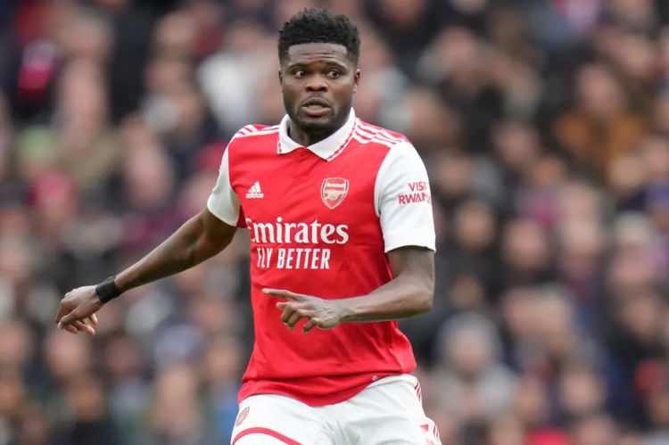 <p>Beşiktaş, Arsenal ile sözleşmesi biten orta saha oyuncusu Thomas Partey'i gündemine aldı, ilk görüşmeler olumlu geçti.<br />
<br />
(FOTOMAÇ)</p>
