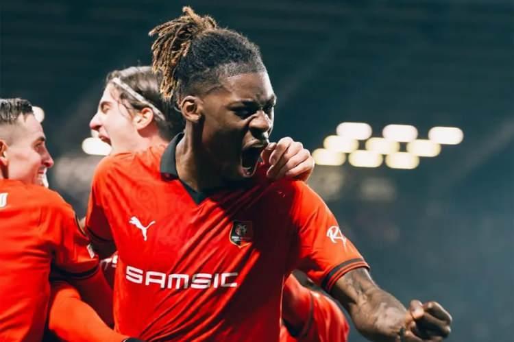 <p>Rennes ile 5 milyon euro karşılığında anlaşan Trabzonspor, Wooh'u ikna etmek için eski futbolcusu Rigobert Song'u devreye soktu.<br />
<br />
Song'dan sonra süreç olumluya döndü ve Woog gelmeyi kabul etti.<br />
<br />
(FANATİK)</p>