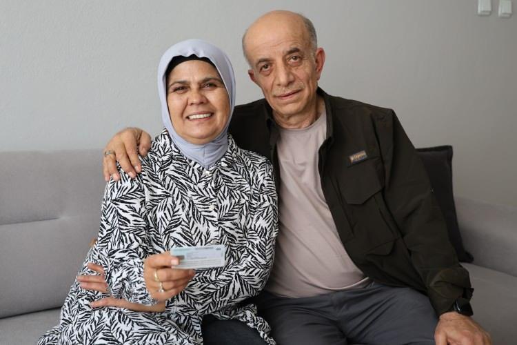<p>Sivas kent merkezinde yaşayan Raziye Şimşek, 1 yaşında annesini kaybettikten sonra yaşadığı dramatik hayat hikâyesiyle duyanları derinden etkilemişti. Annesinin vefatının ardından babası tarafından 1 yaşındayken yurt kapısına bırakılan Şimşek, dönemin yurt müdürünce kaydettirilmeden bir aileye verildi. </p>
