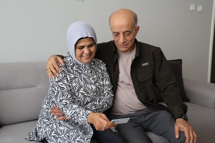 <p>Yaklaşık 3 yıl boyunca gerçek kimliği için girişimlerde bulunan Raziye Şimşek, Biyolojik babasının mezarından alınan DNA örneği sonucu gerçek kimliğine kavuştu. 58 yıl sonra kimliğine kavuşmanın sevincini yaşayan Raziye Şimşek, "Herkesin cebinde olan bir kimliği 58 yıllık mücadele ardından aldığım için çok ağladım" dedi.</p>