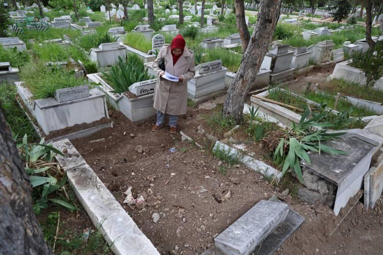 <p>Evlat edinen aile tarafından sahte kayıtlarla öz çocuklarıymış gibi nüfusa kaydettirilen Şimşek, evlendikten sonra evlat edinen aile tarafından reddedilerek evlatlıktan düşürüldü. </p>
