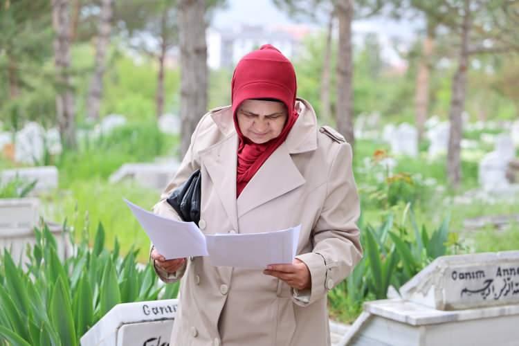 <p><span style="color:#FF0000">KİMLİK KARMAŞASI SORUNLARA NEDEN OLUYORDU</span></p>
<p>Evlat edinen ailenin çıkarttığı kimlik kartı numarası ve kendisinin çıkarttığı kimlik kartı numarası bulunan Şimşek, bu nedenle devlet kurumlarına gittiğinde birçok sorunla karşılaşıyordu.</p>