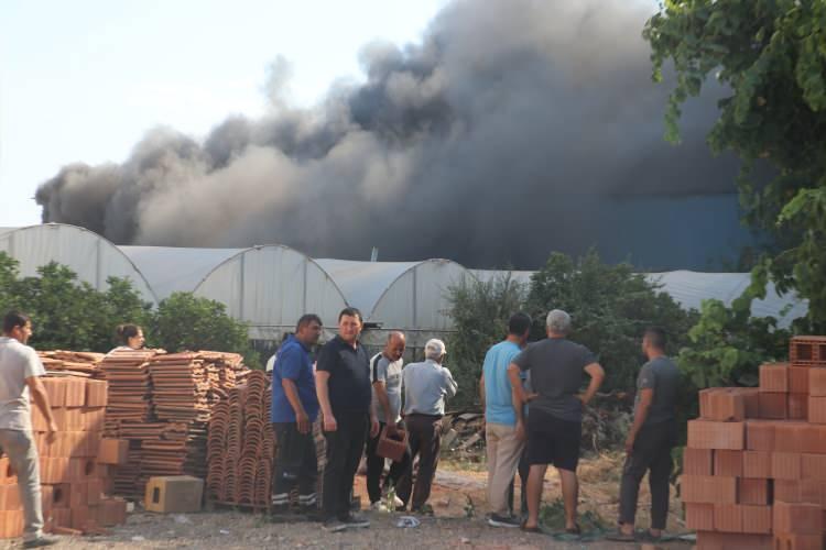 <p>O an bölgede bulunan itfaiye görevlileri, duvarın altında kalmaktan son anda kurtuldu. </p>