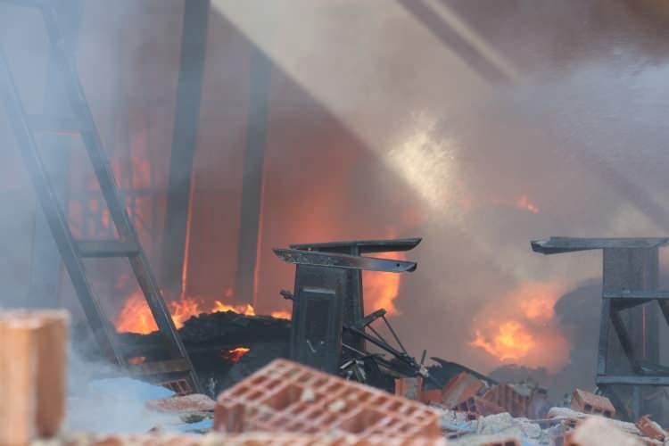 <p>Yangın, saat 17.30 sıralarında Antalya’nın Kepez ilçesi Zeytinlik Mahallesi 7660 sokak üzerinde faaliyet gösteren mobilya fabrikasında çıktı. </p>
