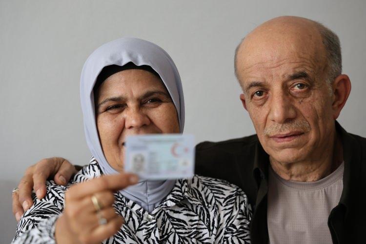 <p>Annesinin vefatının ardından babası tarafından 1 yaşındayken yurt kapısına bırakılan Raziye Şimşek, iddiaya göre, dönemin yurt müdürünce kaydettirilmeden bir aileye verildi. </p>
