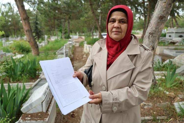 <p>Evlat edinen ailenin çıkarttığı kimlik kartı numarası ve kendisinin çıkarttığı kimlik kartı numarası bulunan Şimşek, bu nedenle devlet kurumlarına gittiğinde birçok sorunla karşılaşıyordu.</p>