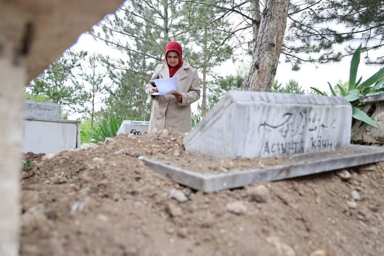 <p> 58 yıl sonra kimliğine kavuşmanın sevincini yaşayan Raziye Şimşek, <strong>"Herkesin cebinde olan bir kimliği 58 yıllık mücadele ardından aldığım için çok ağladım" </strong>dedi.</p>