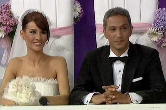 <p><span style="color:#800000"><strong>2010 YILINDA HAYATLARINI BİRLEŞTİRDİLER</strong></span></p>
<p><span style="color:#000000">Esra Erol ve Ali Özbir 2010 yılında nikah masasına oturmuştu.</span></p>