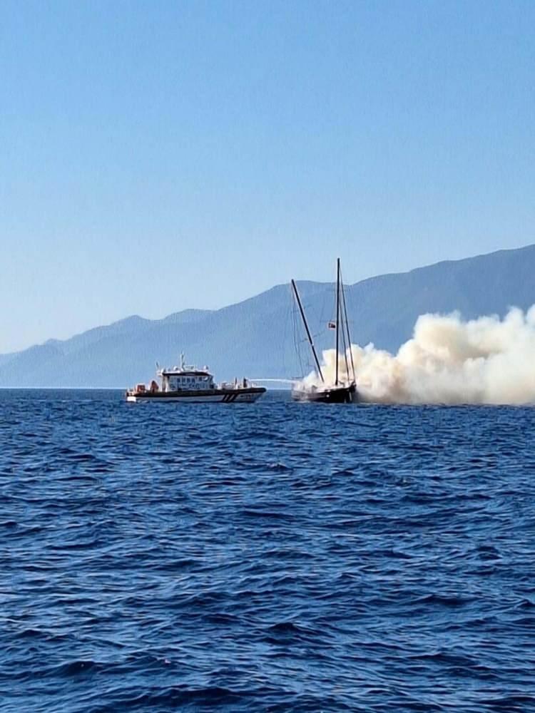 <p>Öte yandan, ilk belirlemelere göre yangının klima elektrik kablolarından çıktığının tespit edildiği belirtildi.</p>
<p> </p>
