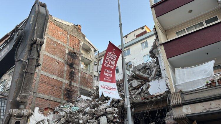 <p>Öte yandan zarar gören 5 katlı binanın da yan tarafta başlatılan yıkımdan önce riskli yapı raporunun çıktığı öğrenildi. Hasar alan bina, tahliye edildi.</p>

<p> </p>
