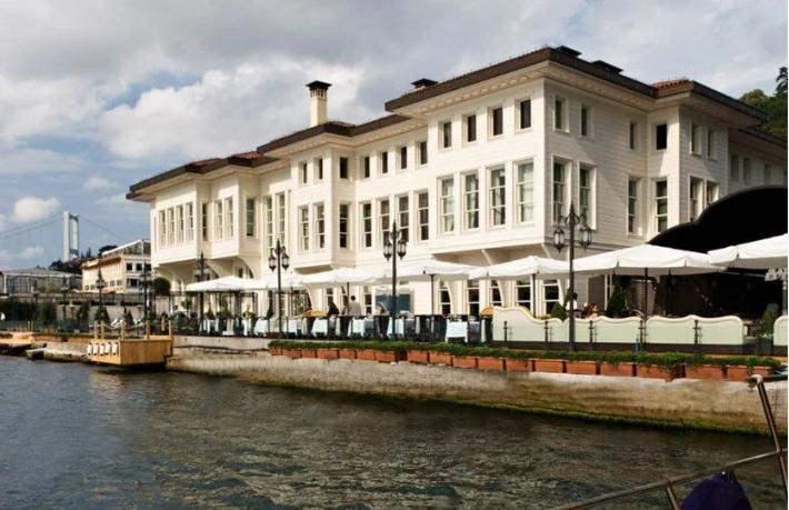 <p>İstanbul Boğazı’nın simge yapılarından biri olan ve geçmişte lüks ikonik Les Ottomans Oteli icradan satıldı. Kuruçeşme’de tarihi Muhsinzade Mehmet Paşa Yalısı üzerinde bulunan Les Ottomans Otelinin fiyatı dudak uçuklattı.</p>