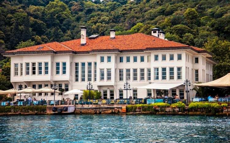 <p>Yargıtay’ın “Satılabilir” kararı sonrası BLG Varlık Yönetim, Aysal’ın 75 milyon dolarlık borcunu 45 milyon dolara satın alarak icra sürecini başlattı. Açık artırmada yalıya önce 1.5 milyar TL, ardından 3.2 milyar TL teklif geldi.</p>