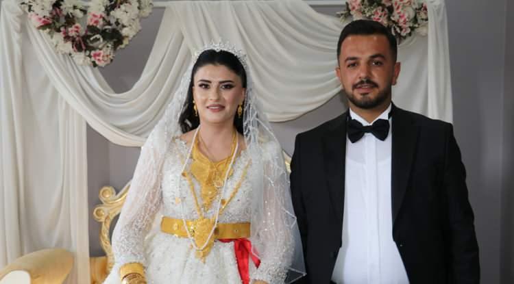 <p>Van'da Xelilan Aşireti'nin önde gelen isimlerinden iş adamı Orhan Cintan'ın kardeşi eski Bostaniçi Belediye Başkanı Halil Cintan'ın yeğeni Orhan Cintan, iş adamı İdris Parlak'ın kızı Bahar Parlak ile dünya evine girdi.</p>