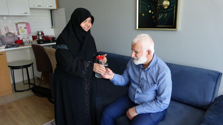 <p>Derneklerin destekleriyle ev temizlendi, eşyalar yerleştirildi ve çiftin rahatça yaşayabileceği hale getirildi.</p>