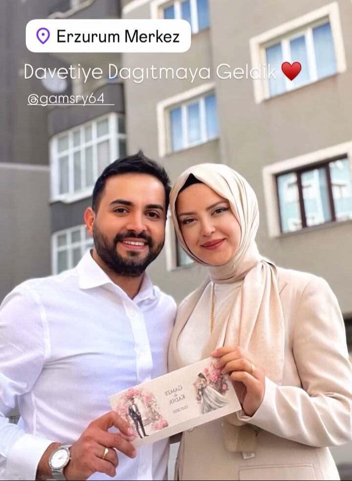 <p>Çiçekli desenlerle dikkat çeken tasarımda Ezildi’nin yazdığı şu romantik şiir ilk sosyal medyada gündem oldu. İşte Kadir Ezildi'nin düğün davetiyesinde yazan o şiir:</p>
