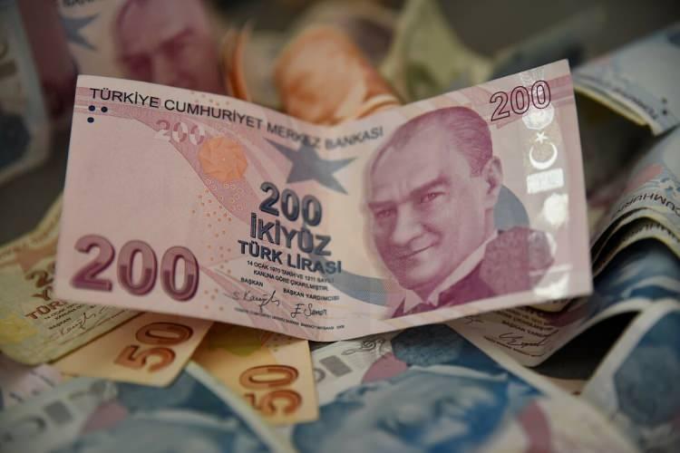 <p>Ocak ayında 4.664 TL olan 65 yaş aylığı memur maaşlarına yapılan zam sonrası temmuz ayında 5.390 TL oldu. </p>
