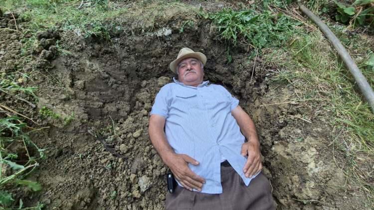 <p>Kendi ölçülerini alan Karakabak, 60 santimetre eninde 1 metre 90 santim boyunda ve 1 metre 20 santimetre derinlikte mezar kazmaya başladı.</p>