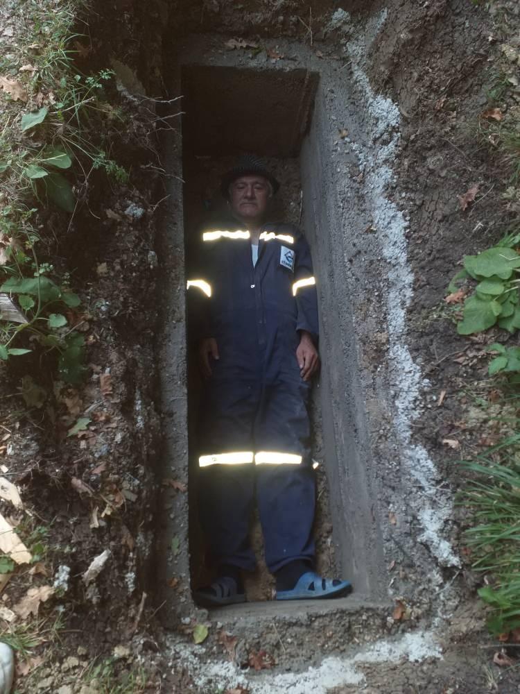 <p>Yanlarını ve üst kapağını betondan yapan Karakabak, 2 günde saatlerce çalışarak mezarını tamamladı. </p>