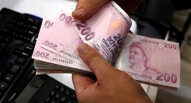 <p><strong>17’SİNDEN SONRA HESAPTA</strong></p>
<p>SSK ve Bağkur emeklileri ocak ve temmuzda açıklanan son 6 aylık enflasyon neyse o oranda zam alıyor. Yani bu gruptaki emeklilerin maaşı yüzde 16.67 artacak. </p>
<p>Böylece ocak ve temmuz itibarıyla bu yıl yapılan toplam kümülatif zam yüzde 35’e ulaşmış oldu. Emeklilerin zamlı aylık ödemeleri ise statülerine göre farklı tarihlerde yapılacak. </p>
<p>SSK emeklileri, tahsis numaralarına göre 17-26 Temmuz tarihleri arasında zamlı aylıklarını alacak. </p>
<p>Bağkur emeklileri için ödemeler 25-28 Temmuz’da gerçekleştirilecek.</p>