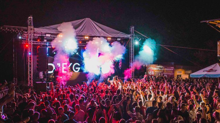 <p>2024 yılında Türkiye'de 2 bin 432, yurt dışında 246 konser yapıldı. Biletli konserlerden toplam <strong>158 milyon avro</strong> ciro elde edildi.</p>