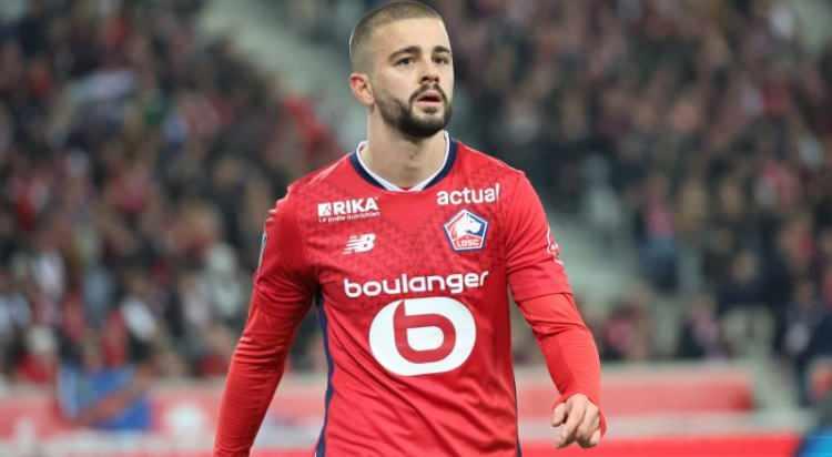<p>Fenerbahçe'nin, Mourinho'nun isteğiyle Lille'in yıldız kanat oyuncusu Edon Zhegrova'yı transfer gündemine aldığı öğrenildi.<br />
<br />
(TAKVİM)<br />
</p>