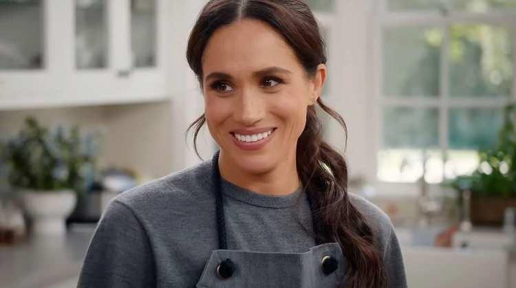 <p><span style="color:#800000"><strong>KENDİ ÜRÜNLERİNİ SATIŞA SUNDU</strong></span></p>
<p><span style="color:rgb(0, 0, 0)">Meghan Markle'ın bir süre önce "ev yapımı" olduğunu belirterek <strong></strong>356 TL satış fiyatı ile piyasaya sürdüğü böğürtlen reçeliyle ilgili dikkat çeken bir iddia ortaya atıldı.</span></p>