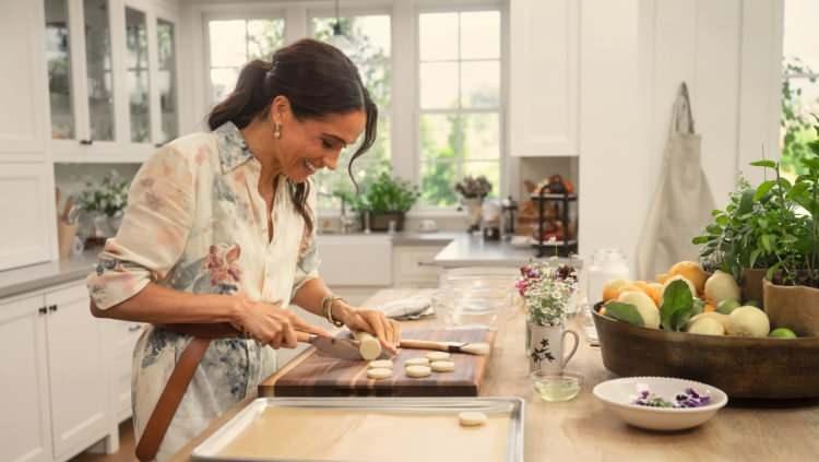 <p><span style="color:#800000"><strong>FABRİKADA ÜRETİLDİĞİ BELİRTİLDİ</strong></span></p>
<p><span style="color:#000000">Markle, California'daki evinde kızı Lilibet ile reçelleri karıştırırken çekilmiş videosunu Instagram üzerinden paylaşmıştı. Markle'ın reçelinin Illinois'deki bir fabrikada üretildiği belirtildi.</span></p>