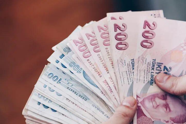 <p>Öğretmen, polis, avukat, memur gibi kamu çalışanlarının temmuz ayında alacakları maaş rakamları da belli oldu.</p>
<p> </p>
<p><strong>İŞTE MESLEK MESLEK YENİ MAAŞLAR...</strong></p>