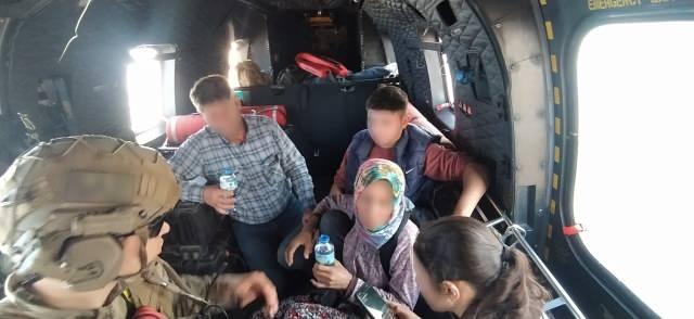 <p>"İzmir'in Ödemiş ilçesi Tosunlar köyünde çıkan yangında mahsur kalan 4 kişilik aile, Hava Kuvvetleri Komutanlığımız tarafından kurtarıldı.</p>