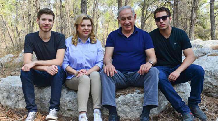<p>İsrail yasalarına göre, yurt dışından alınan ve değeri 2 milyon İsrail şekelinin altında olan mülkler için vergi dairesine bildirim yapılmasına gerek olmadığı belirtilen haberde, Avner'in sterlinin şekele karşı en zayıf olduğu dönemde aldığı dairenin fiyatının 1,97 milyon şekele tekabül etmesi nedeniyle bildiriminin yapılmadığı vurgulandı.</p>