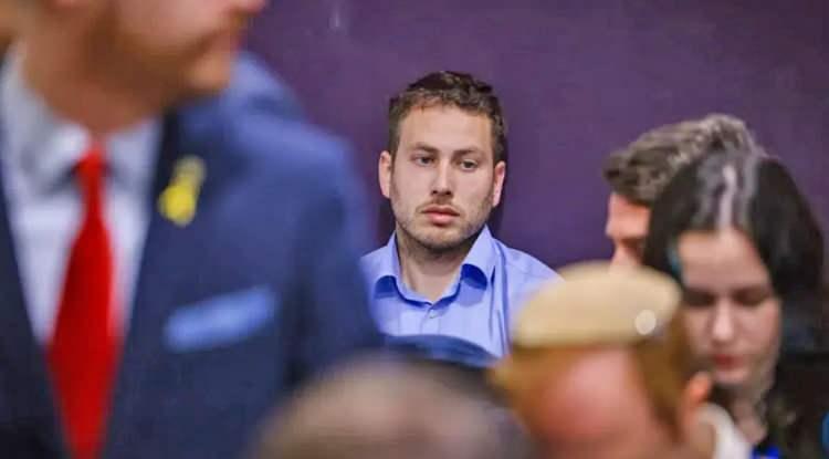 <p>İngiltere'den Avi Segal adıyla 502 bin sterline daire aldığı ortaya çıkan Avner'in satın alım işlemini nakit olarak yaptığı, daha sonra Oxford Üniversitesinde yüksek lisans eğitimine <strong>babasıyla olan bağlantısını gizleyerek</strong> başladığı ve okuldaki kayıtlarda da isminin <strong>Avi Segal </strong>olarak geçtiği ifade edildi.</p>
