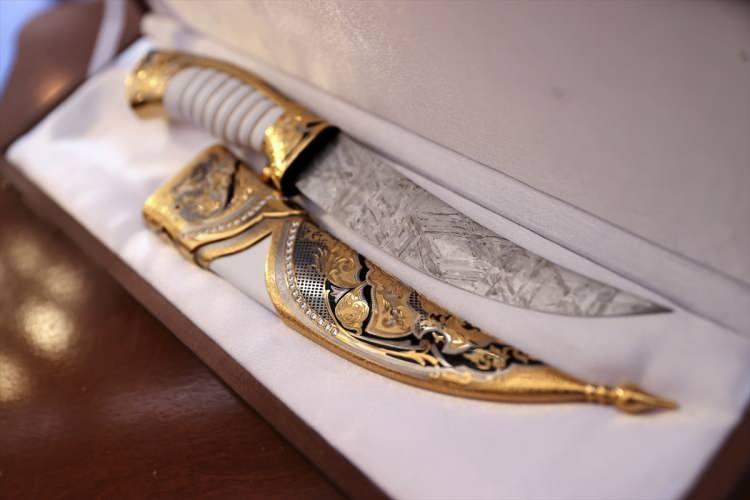 <p><span style="color:#A52A2A"><strong>TAŞLAR DEĞERLİ AKSESUARLARA DÖNÜŞTÜRÜLÜYOR</strong></span></p>

<p>Gök taşlarının ekonomik değerine işaret eden Aktaş, taşların CNC tezgahlarında işlenerek değerli aksesuarlara dönüştürüldüğünü dile getirdi.</p>
