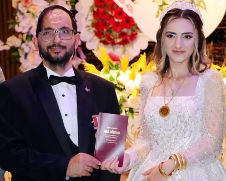 <p><span style="color:#800000"><strong>BİR AN BİLE YANINDAN AYRILMADI</strong></span></p>

<p><span style="color:#000000">Zorlu tedavi sürecinde bir an bile yanında ayrılmayan 14 yıllık kız arkadaşı Sümeyra Payvere'in desteği ile hayata yeniden tutunan Ebubekir Durmuş, Sümeyra Payveren ile Erzurum'da yapılan düğünle dünyaevine girdi.</span></p>
