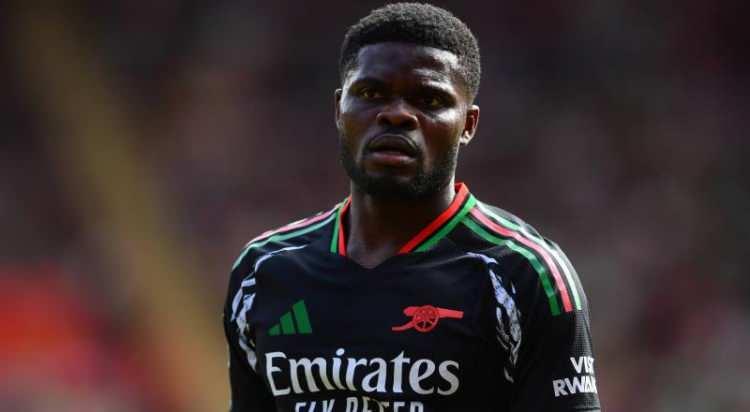 <p>Transfer çalışmalarını sürdüren Galatasaray Fenerbahçe ve Beşiktaş, Ganalı orta saha oyuncusu Thomas Partey için karşı karşıya.<br />
<br />
32 yaşındaki futbolcunun talebi 3 yıllık sözleşme ve senelik 6 milyon euro maaş.<br />
<br />
(FANATİK)</p>