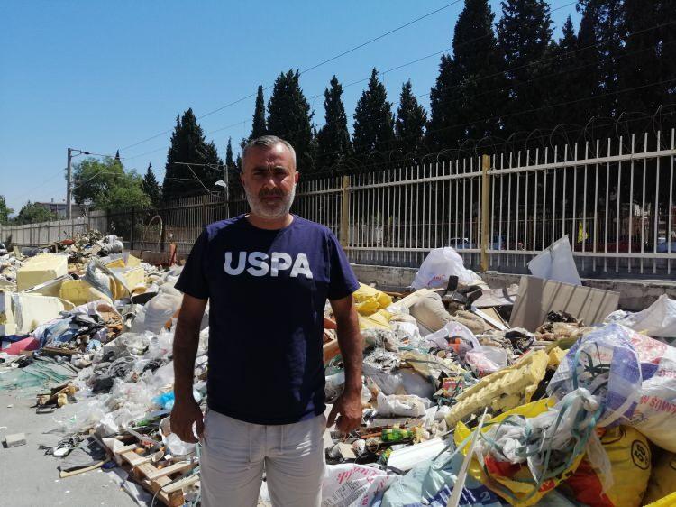 <p>Özellikle yaz sıcaklarının etkisiyle kötü kokular artarken, kilometrelerce uzanan çöp yığınları bir yandan trafiğin aksamasına bir yandan da yangın riskine davetiye çıkarıyor.</p>