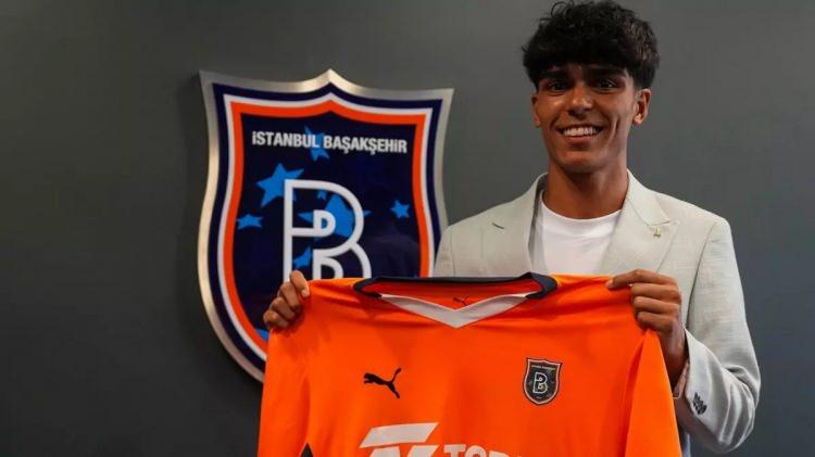 <p>* Süper Lig ekiplerinden Başakşehir, Augsburg formasi giyen 18 yaşındaki futbolcu Berkay Aslan'ı kadrosuna kattığını açıkladı.</p>